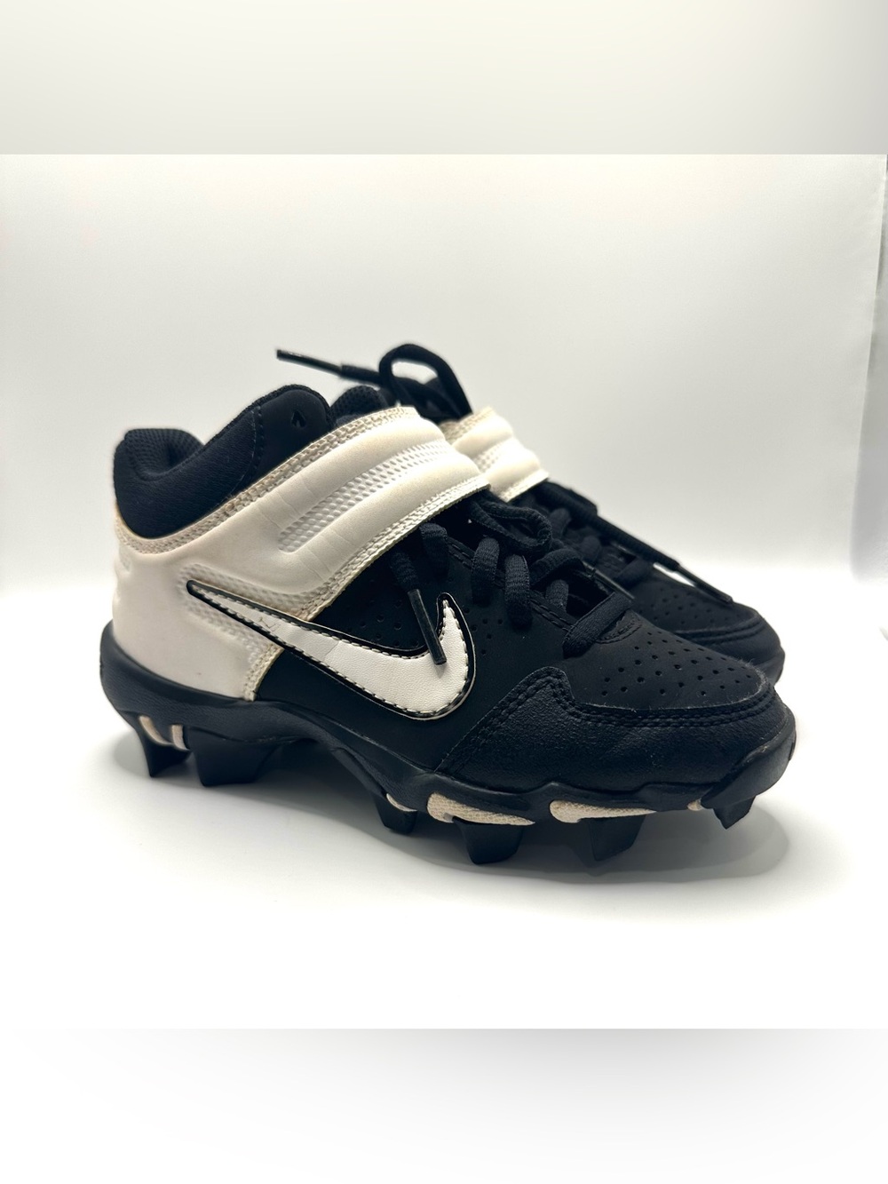 Nike Kids Black and White Youth Cleats with Strap Size 12C